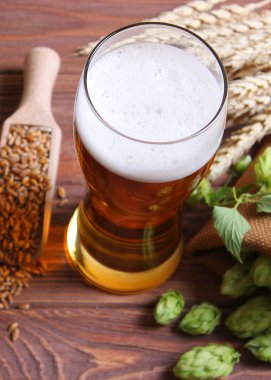 Masada kırmızı şarap ve güller var. Sevgililer Günü geçmişi. İki kişilik bir gala yemeği. Yüksek kalite fotoğraf. Dikey fotoğraf biçimi