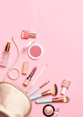 Masada kırmızı şarap ve güller var. Sevgililer Günü geçmişi. İki kişilik bir gala yemeği. Yüksek kalite fotoğraf. Dikey fotoğraf biçimi