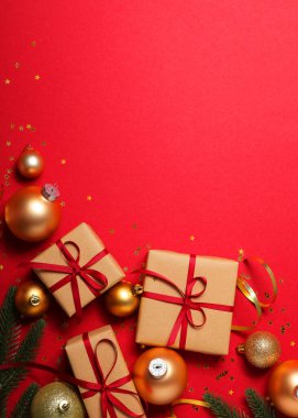 Masada kırmızı şarap ve güller var. Sevgililer Günü geçmişi. İki kişilik bir gala yemeği. Yüksek kalite fotoğraf. Dikey fotoğraf biçimi