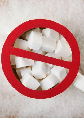 Masada kırmızı şarap ve güller var. Sevgililer Günü geçmişi. İki kişilik bir gala yemeği. Yüksek kalite fotoğraf. Dikey fotoğraf biçimi