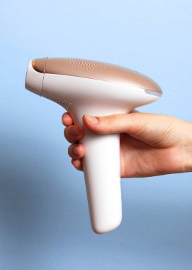 Masada kırmızı şarap ve güller var. Sevgililer Günü geçmişi. İki kişilik bir gala yemeği. Yüksek kalite fotoğraf. Dikey fotoğraf biçimi