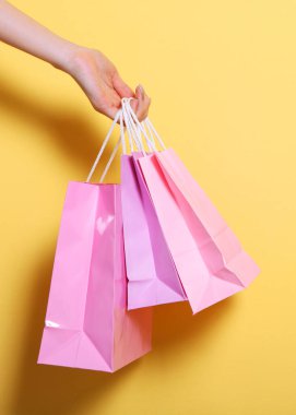 Masada kırmızı şarap ve güller var. Sevgililer Günü geçmişi. İki kişilik bir gala yemeği. Yüksek kalite fotoğraf. Dikey fotoğraf biçimi