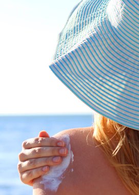 Masada kırmızı şarap ve güller var. Sevgililer Günü geçmişi. İki kişilik bir gala yemeği. Yüksek kalite fotoğraf. Dikey fotoğraf biçimi