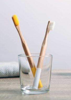 Masada kırmızı şarap ve güller var. Sevgililer Günü geçmişi. İki kişilik bir gala yemeği. Yüksek kalite fotoğraf. Dikey fotoğraf biçimi