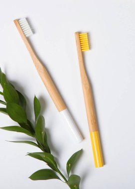 Masada kırmızı şarap ve güller var. Sevgililer Günü geçmişi. İki kişilik bir gala yemeği. Yüksek kalite fotoğraf. Dikey fotoğraf biçimi