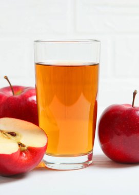 Masada kırmızı şarap ve güller var. Sevgililer Günü geçmişi. İki kişilik bir gala yemeği. Yüksek kalite fotoğraf. Dikey fotoğraf biçimi