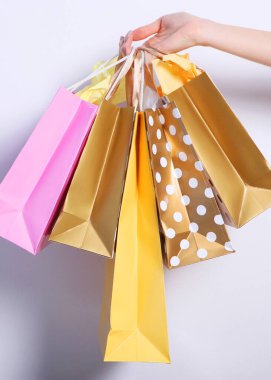 Masada kırmızı şarap ve güller var. Sevgililer Günü geçmişi. İki kişilik bir gala yemeği. Yüksek kalite fotoğraf. Dikey fotoğraf biçimi