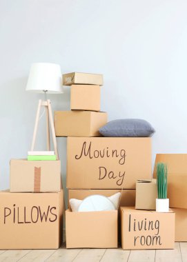 Masada kırmızı şarap ve güller var. Sevgililer Günü geçmişi. İki kişilik bir gala yemeği. Yüksek kalite fotoğraf. Dikey fotoğraf biçimi