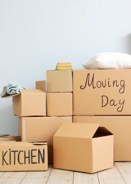 Masada kırmızı şarap ve güller var. Sevgililer Günü geçmişi. İki kişilik bir gala yemeği. Yüksek kalite fotoğraf. Dikey fotoğraf biçimi