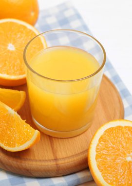 Renkli arka planda güneş kremleri. Derinin ultraviyole ışınlardan korunması. Yüksek kalite fotoğraf. Dikey fotoğraf biçimi