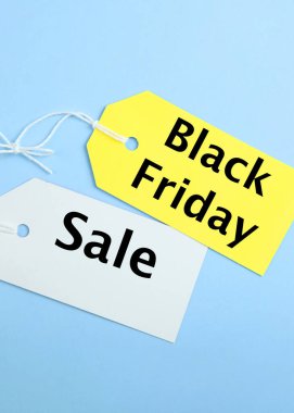 Renkli arka planda güneş kremleri. Derinin ultraviyole ışınlardan korunması. Yüksek kalite fotoğraf. Dikey fotoğraf biçimi