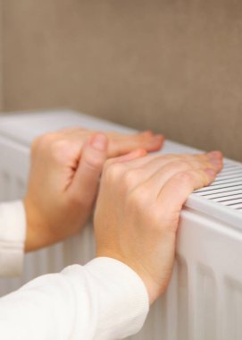 El yıkama için sabun, hijyen ve ellerin temizliği. Yüksek kalite fotoğraf. Dikey fotoğraf biçimi