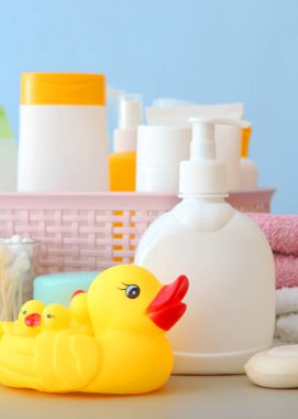 El yıkama için sabun, hijyen ve ellerin temizliği. Yüksek kalite fotoğraf. Dikey fotoğraf biçimi