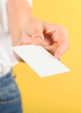 El yıkama için sabun, hijyen ve ellerin temizliği. Yüksek kalite fotoğraf. Dikey fotoğraf biçimi