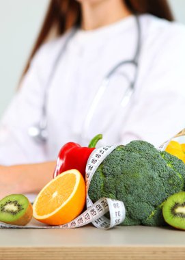 El yıkama için sabun, hijyen ve ellerin temizliği. Yüksek kalite fotoğraf. Dikey fotoğraf biçimi