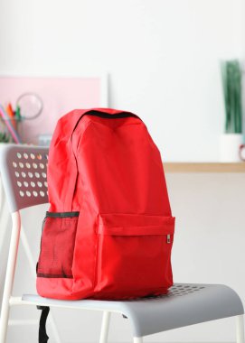 Renkli arka planda altın ve çıtır çıtır mısır gevrekleri. Yüksek kalite fotoğraf. Dikey fotoğraf biçimi