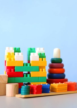 Kırmızı kalp, mavi arka planda, çocukların ellerinde. Yüksek kalite fotoğraf. Dikey fotoğraf biçimi