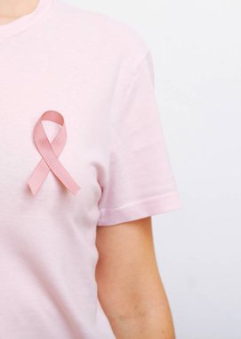 Kırmızı kalp, mavi arka planda, çocukların ellerinde. Yüksek kalite fotoğraf. Dikey fotoğraf biçimi