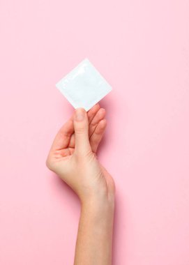 Kırmızı kalp, mavi arka planda, çocukların ellerinde. Yüksek kalite fotoğraf. Dikey fotoğraf biçimi