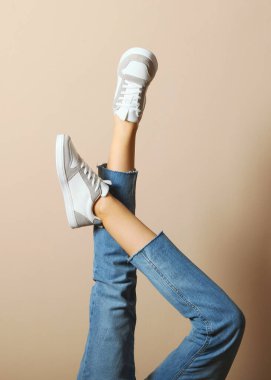 Renkli bir arka planda kırılmış hindistan cevizi. Yüksek kalite fotoğraf. Dikey fotoğraf biçimi