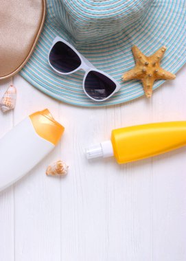 Renkli bir arka planda kırılmış hindistan cevizi. Yüksek kalite fotoğraf. Dikey fotoğraf biçimi