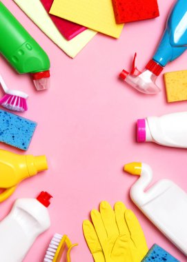 Renkli bir arka planda kırılmış hindistan cevizi. Yüksek kalite fotoğraf. Dikey fotoğraf biçimi