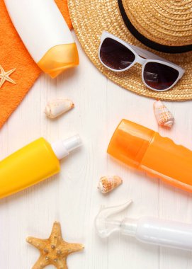 Renkli bir arka planda kırılmış hindistan cevizi. Yüksek kalite fotoğraf. Dikey fotoğraf biçimi