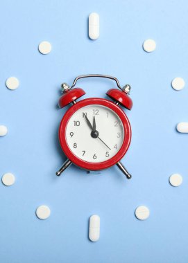 Renkli bir arka planda kırılmış hindistan cevizi. Yüksek kalite fotoğraf. Dikey fotoğraf biçimi