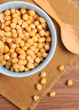 Renkli bir arka planda kırılmış hindistan cevizi. Yüksek kalite fotoğraf. Dikey fotoğraf biçimi