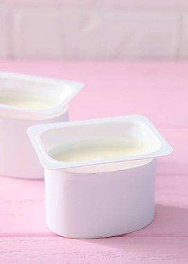 Renkli bir arka planda kırılmış hindistan cevizi. Yüksek kalite fotoğraf. Dikey fotoğraf biçimi