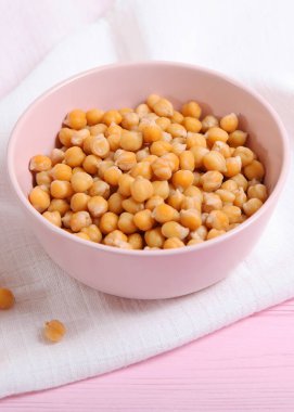 Renkli bir arka planda kırılmış hindistan cevizi. Yüksek kalite fotoğraf. Dikey fotoğraf biçimi