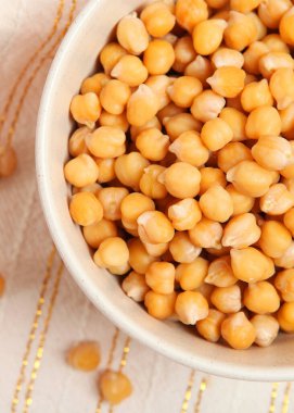 Renkli bir arka planda kırılmış hindistan cevizi. Yüksek kalite fotoğraf. Dikey fotoğraf biçimi