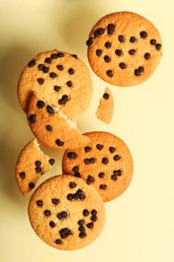 Renkli bir arka planda kırılmış hindistan cevizi. Yüksek kalite fotoğraf. Dikey fotoğraf biçimi