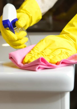 Renkli bir arka planda kırılmış hindistan cevizi. Yüksek kalite fotoğraf. Dikey fotoğraf biçimi