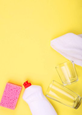 Renkli bir arka planda kırılmış hindistan cevizi. Yüksek kalite fotoğraf. Dikey fotoğraf biçimi