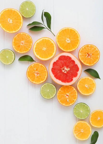 Kırmızı kalp, mavi arka planda, çocukların ellerinde. Yüksek kalite fotoğraf. Dikey fotoğraf biçimi