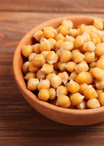 Renkli bir arka planda kırılmış hindistan cevizi. Yüksek kalite fotoğraf. Dikey fotoğraf biçimi