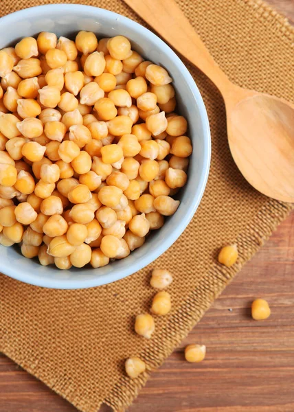 Renkli bir arka planda kırılmış hindistan cevizi. Yüksek kalite fotoğraf. Dikey fotoğraf biçimi