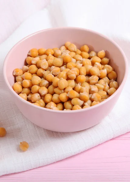 Renkli bir arka planda kırılmış hindistan cevizi. Yüksek kalite fotoğraf. Dikey fotoğraf biçimi