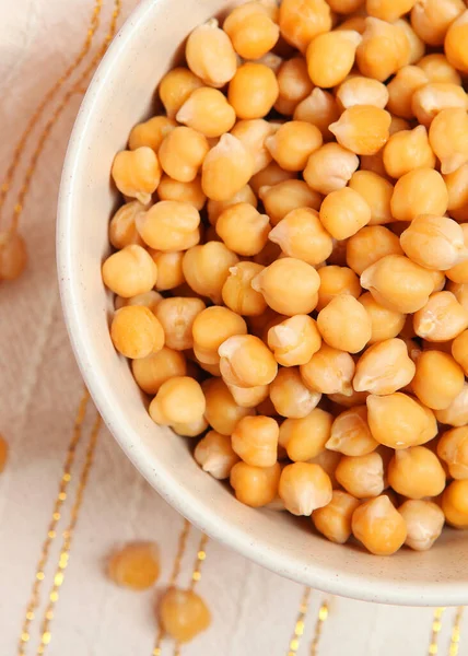 Renkli bir arka planda kırılmış hindistan cevizi. Yüksek kalite fotoğraf. Dikey fotoğraf biçimi