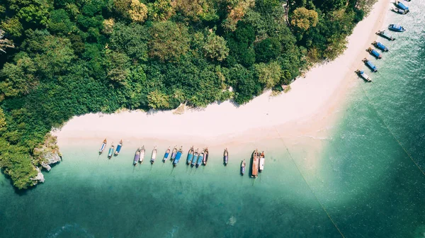 Uzun kuyruk teknelerle Phra Nang Beach Tayland hava atış