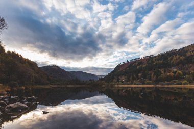 Akşam yansıma orman dağlarındaki.