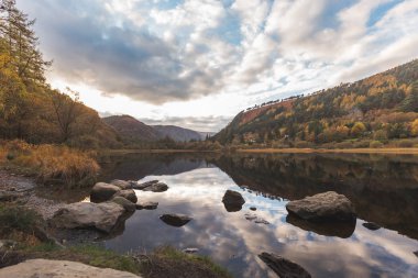 Akşam yansıma orman dağlarındaki.