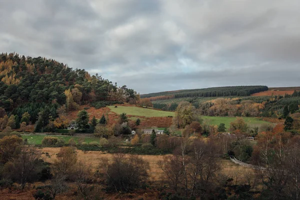 Весна Горах Будинками — стокове фото