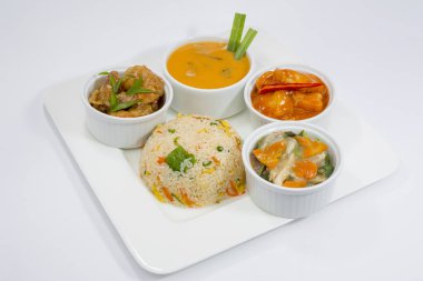 Sichuan Tavuk, Tatlı & Ekşi Balık, Karışık Sebze, Kızarmış Pilav ve Mısır Çorbası Tabağı.