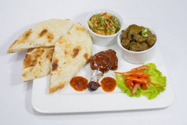 Achary Beef Curry, Barbekü Tavuk, Hint Tarzı karışımı sebze, sade nan ve Yeşil Salata Tabağı.