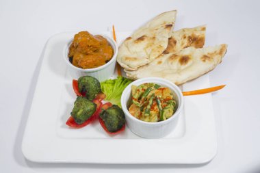 Tavuk Harialy Kabab, Tavuk Tikka masala köri, Hint Tarzı karışımı sebze , düz nan ve Yeşil Salata Tabağı.