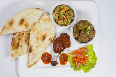Achary Beef Curry, Barbekü Tavuk, Hint Tarzı karışımı sebze, sade nan ve Yeşil Salata Tabağı.