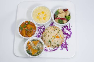 Toplama Tavuk, Karides Sarımsak Biber, Karışık Sebze, Kızarmış Pilav Ve Tay Çorbası Tabağı.