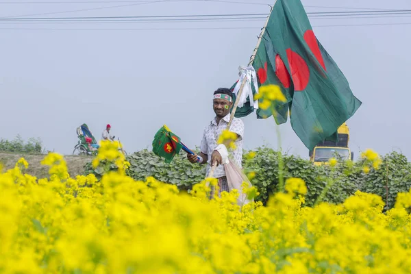 Bir Hawker Bangladeş ulusal bayrakları satıyor